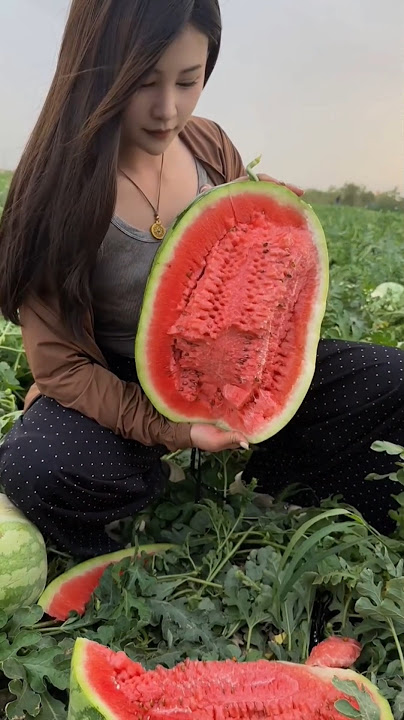 gadis itu memamerkan semangkanya#shorts #trendingshorts