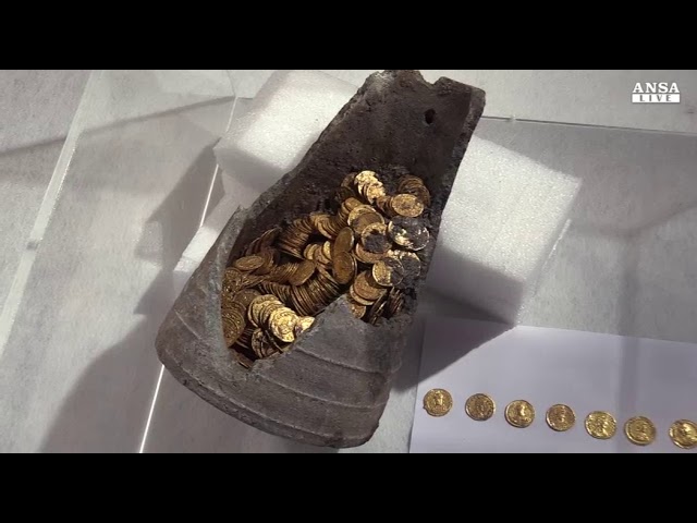 Como, le antiche monete d'oro rinvenute sono mille