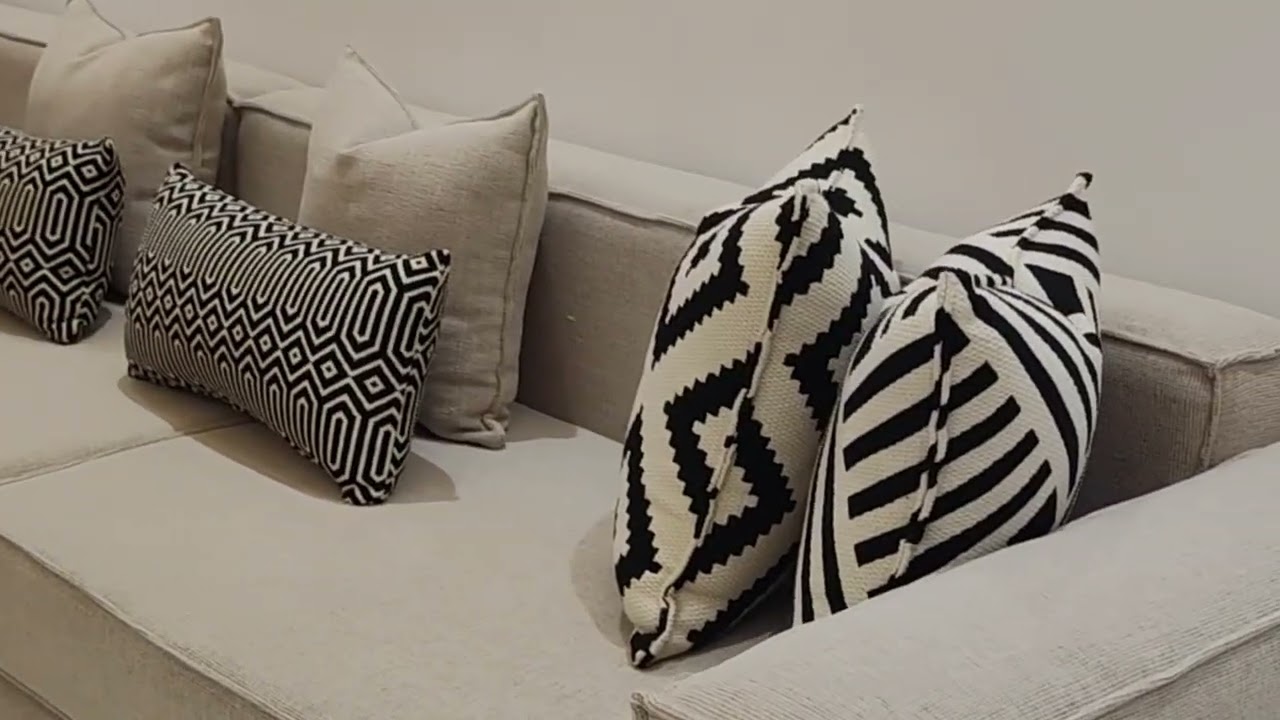 اكتشف هذا الركن العصري الذي يجمع بين الراحة الفاخرة والتصميم الأنيق. ألوانه الهادئة تضفي دفئًا على ا