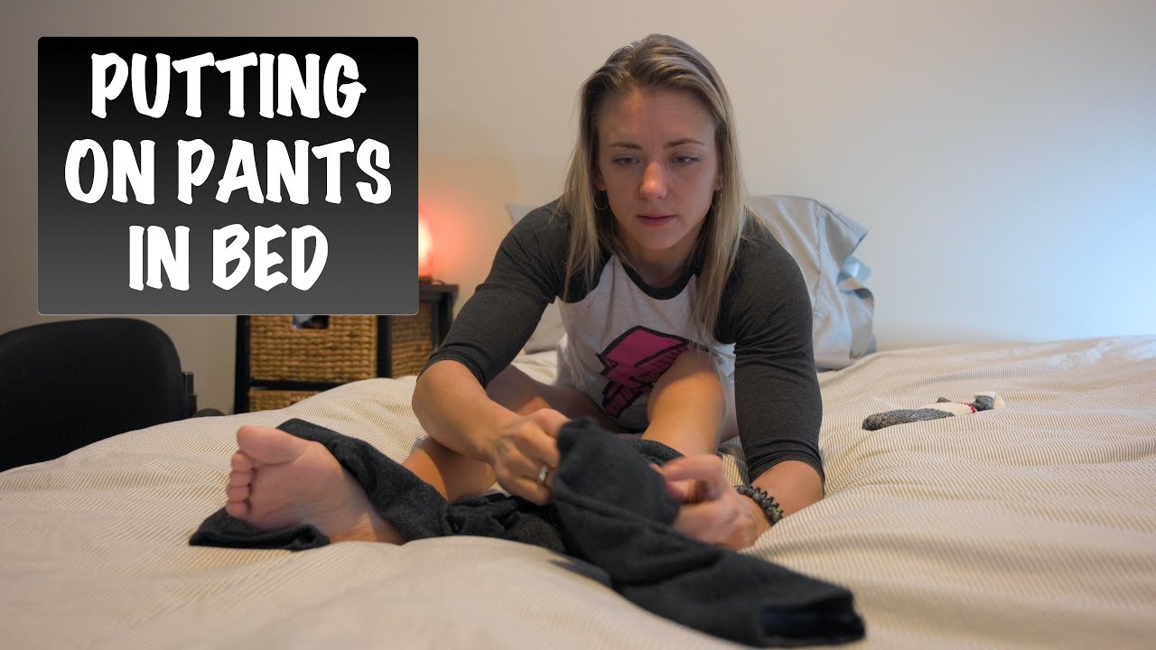Надевание штанов в постели при параличе нижних конечностей
