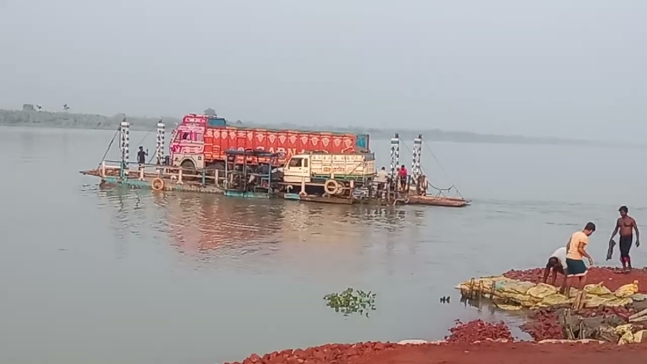 হুগলির এক অপূর্ব দৃশ্য কত বড় বড় গাড়ি নদী পার করছে বোর্ডে করে  কত ইজিলি ১২ চাকার লরি  