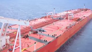Petroliera sospetta abbordata DALLE FORZE USA IN IRAN: i militari si calano dagli elicotteri
