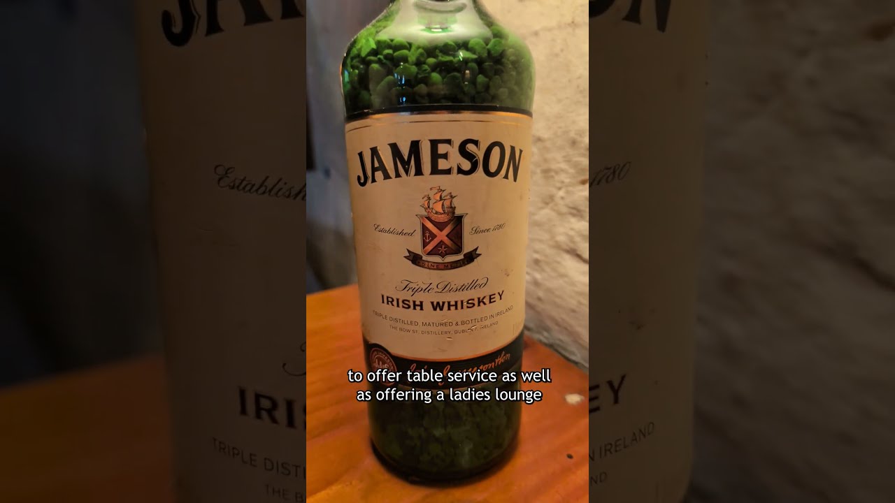 Самая известная музыкальная площадка Голуэя, Monroe's Tavern, находится в самом сердце Вест-Энда ...