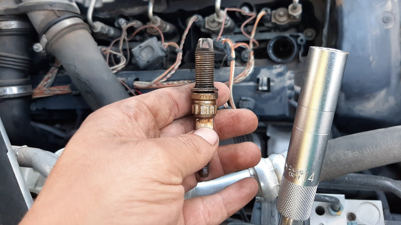 Como Cambiar Bujías A Un Auto BMW - YouTube