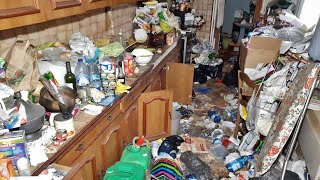 The landlord didn't refund the deposit, so the tenant left a mess before leaving🤯Best House Cleaning