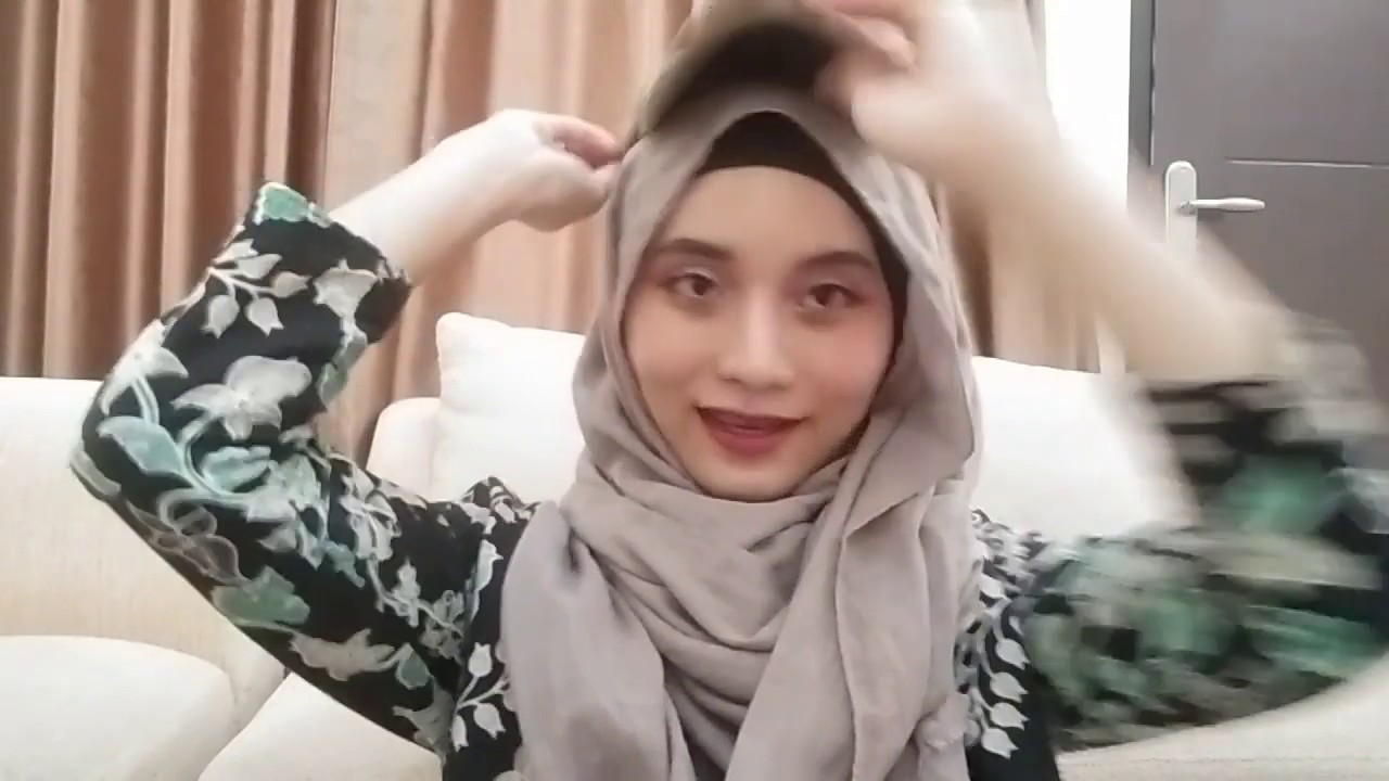 Cara memakai jilbab  pashmina menutup dada modern yang 