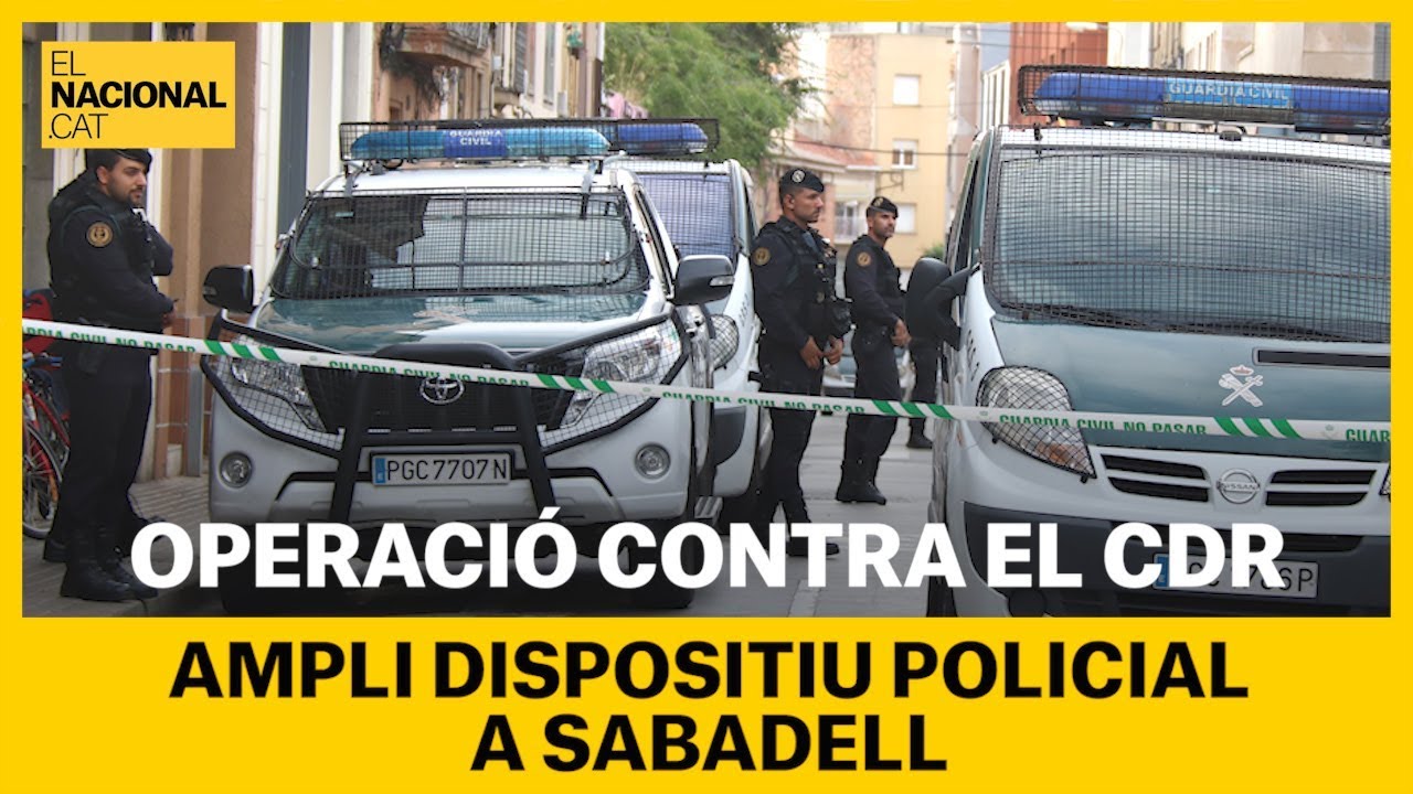 el nacional periodico Ampli desplegament policial davant del domicili del CDR detingut a Sabadell