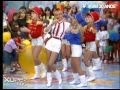 Xuxa e sua turma dançam "Born To Be Alive" (versão estendida)