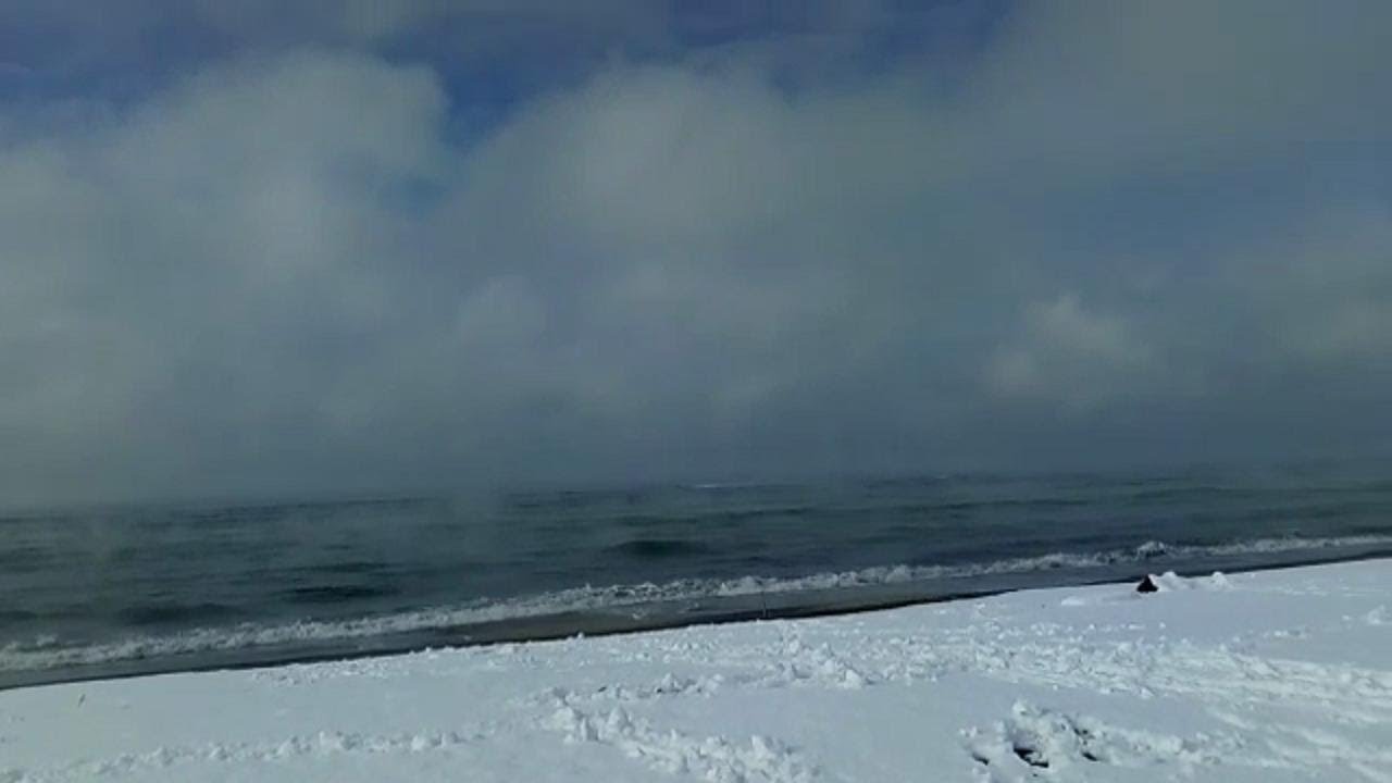 Lo spettacolo della spiaggia imbiancata a Castel Volturno