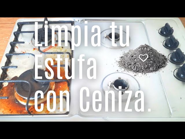 Cómo quitar las cenizas de madera en la chimenea, Cómo limpiar  adecuadamente las cenizas de la chimenea casera. Chimenea de limpieza con  bandeja abierta. Chimenea, cesta de mimbre Fotografía de stock 