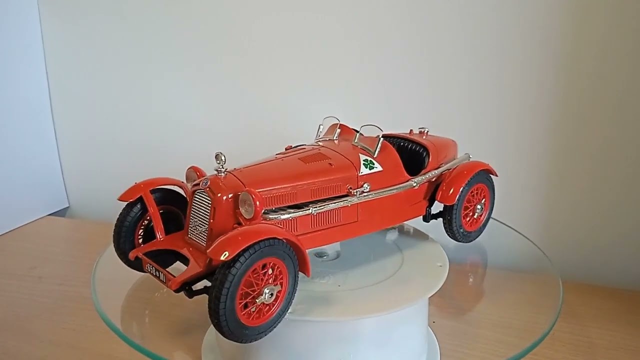 ブラーゴ　1/18　アルファロメオ8ｃ　モンツァ2300　1931　木製台座付き ALFA ROMEO 8C 2300 MONZA 1931 BURAGO 1/18 - YouTube