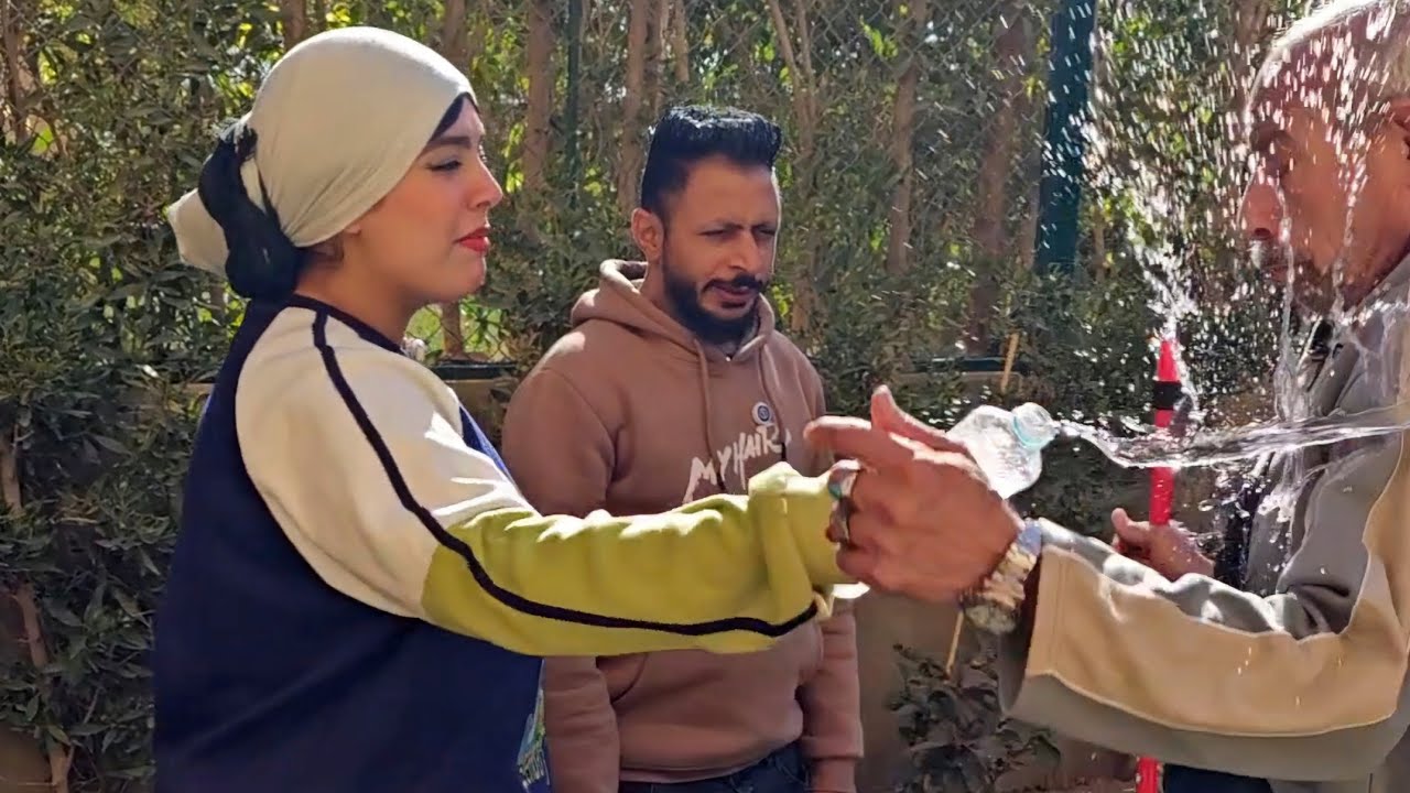 اتنين زباين آهانو  راجل كبير بيشتغل في الكافيه، لكن صاحب الكافيه جاب حقه !