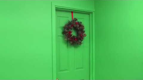 Homebase Hack No 9 - Nail-free wreath hanging