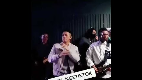 Ariel Noah main Tiktok di backstage bareng Dancer cewe...