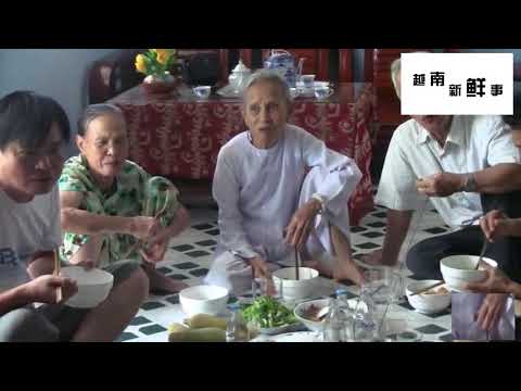 中国人到越南，看看越南农村家庭怎么聚餐？四代同堂，席地而坐 - YouTube