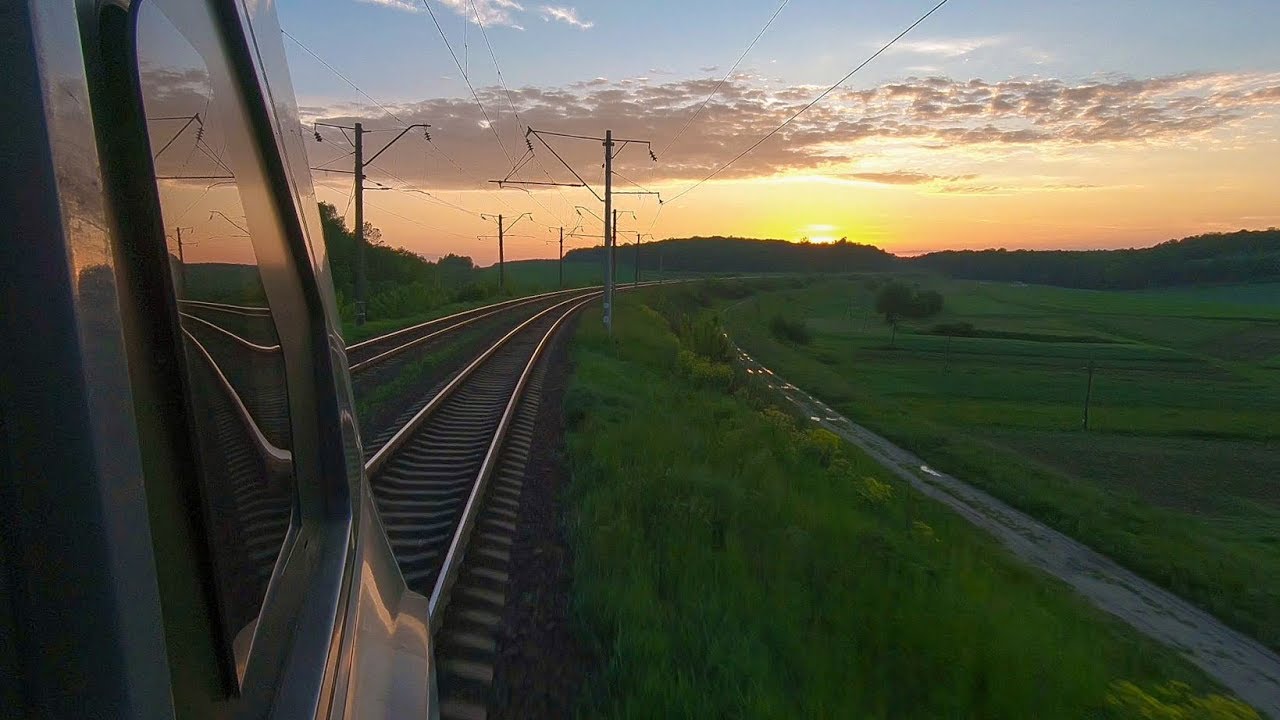 Поезд вид машиниста видео. Экр1 электропоезд. Красивый вид из поезда. Вид из кабины поезда. Вид из кабины машиниста поезда.