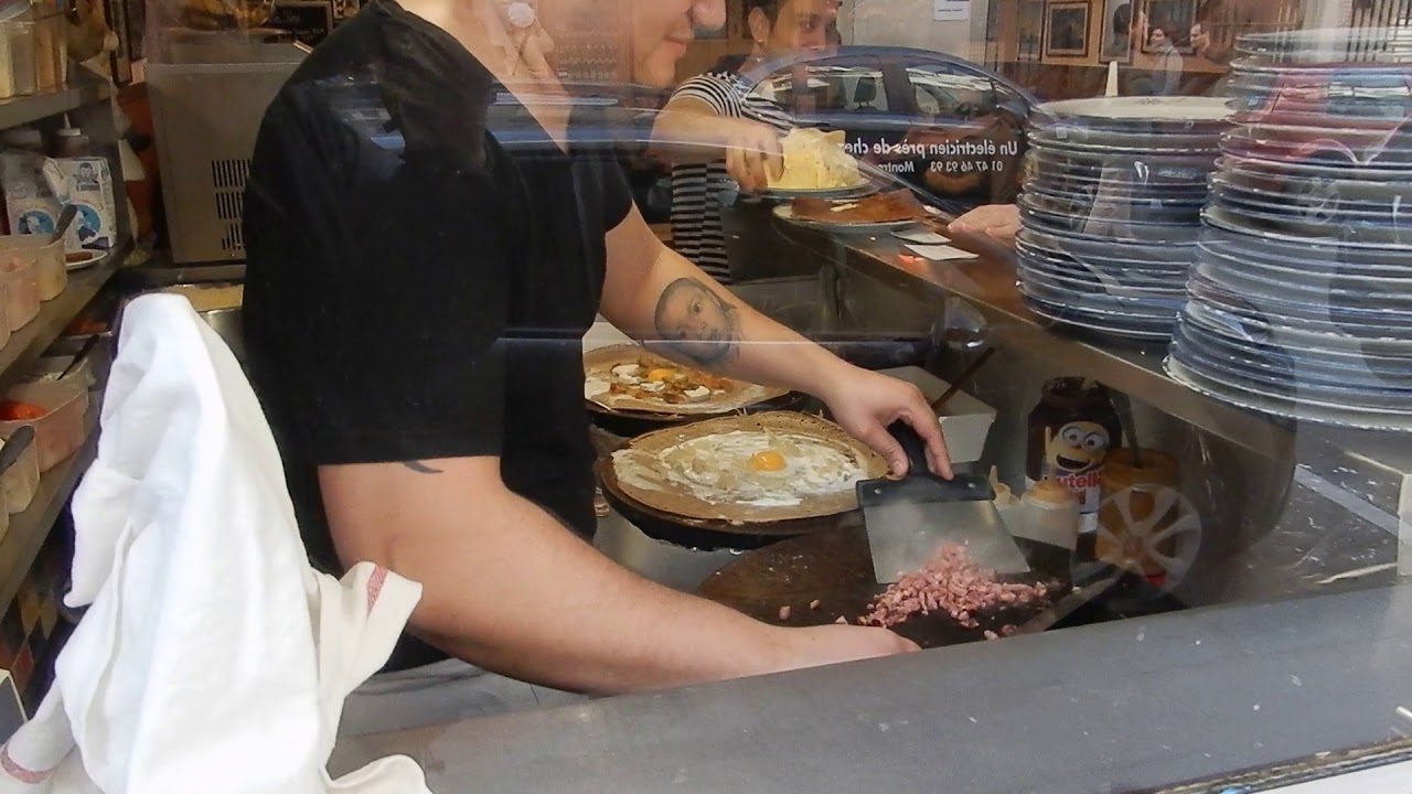 パリ市内の通称ガレット通り（モンパルナス通り）のクレープリー