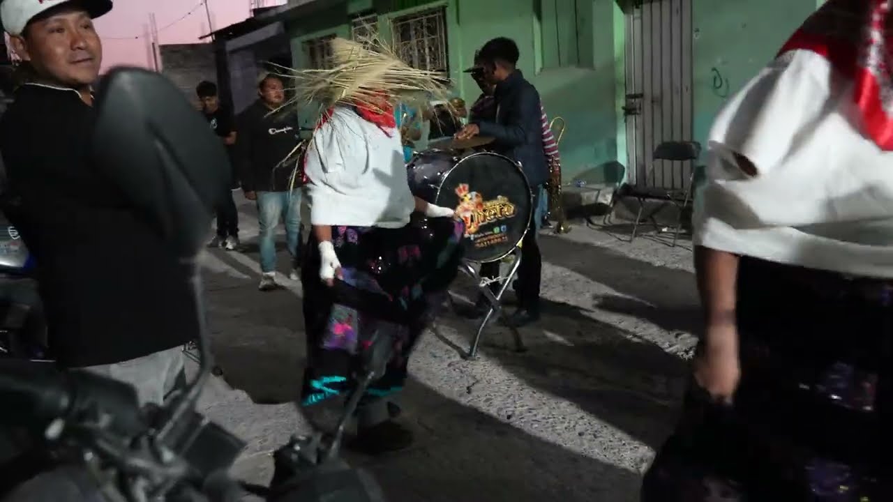 danzantes y peleadores xochimilcas previo al combate del martes de carnaval del barrio de cabecera