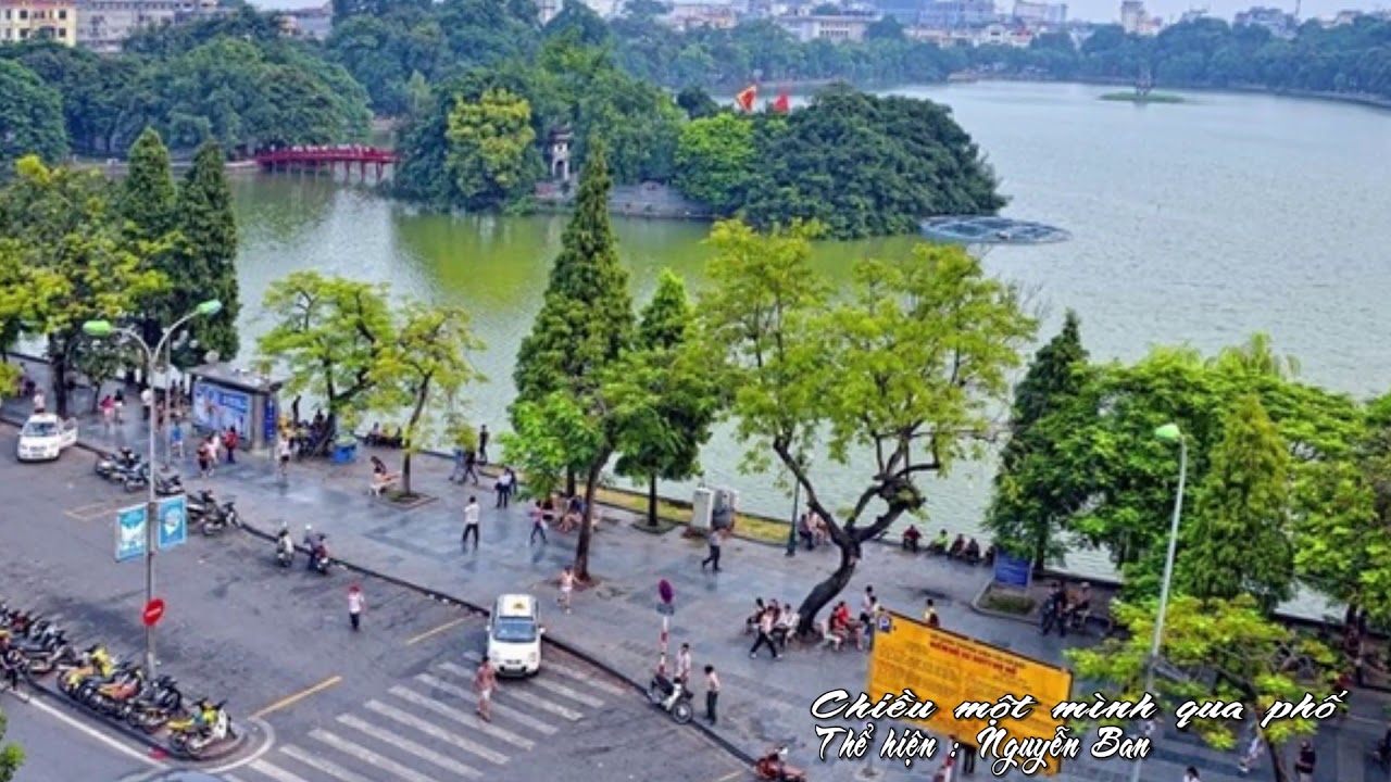 Ханой в июне. Ханой набережная. Ханой улицы фото туристов. 1 Мая Ханой. People exercising Lake hoan kiem, in Hanoi, Vietnam.