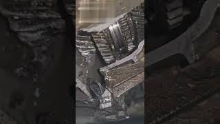 Transmissão explodindo em falha mecânica grave.
