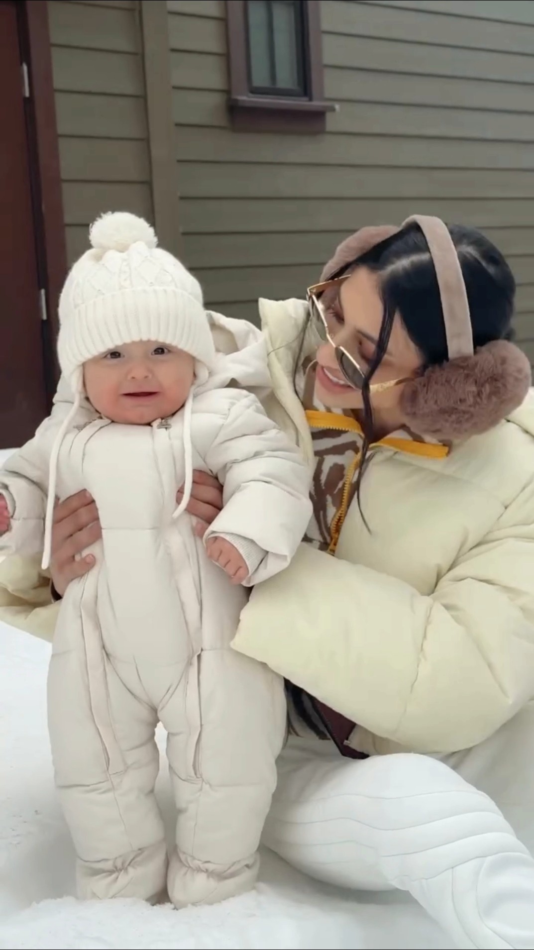 #alannapanday 's mushball is enjoying his first snow and that's the cutest video ? #filmykalakar