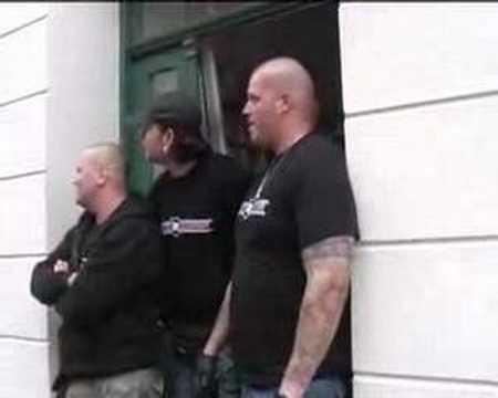 Cops guns vs. neonazi bats