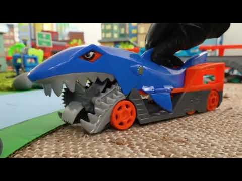 TESTANDO O TUBARÃO GIGANTE QUE DEVORA CARRINHOS HOT WHEELS!! 