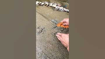 Cô bé làm bức tượng đất sét để xây đắp ước mơ