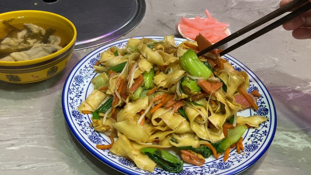 早晨4点半 来份炒刀削面 这价钱怎么样 简单点评一下 Stir-fried knife-cut noodles.China.