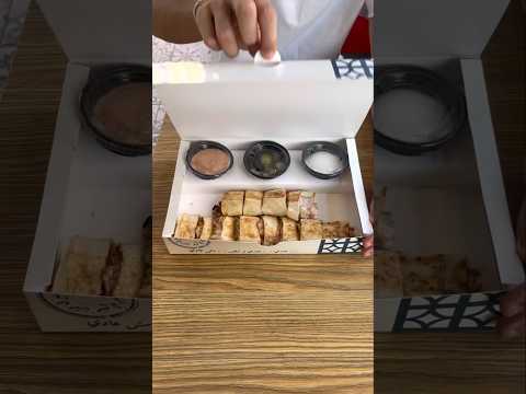 كل العالم اجتمع على حب الشاورما اكل شاورما دجاج  مطاعم