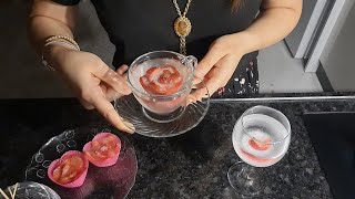 Lezzet Şöleni Çilekli Soda Sunumu Gül-Kalp Deseniyle