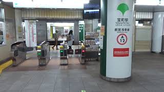 夜の都営地下鉄宝町駅の改札口の風景