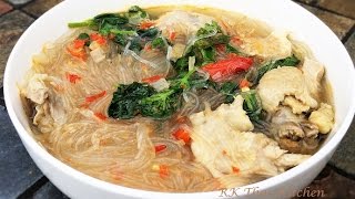 แกงไก่ใส่วุ้นเส้น (แกงเส้นร้อนอีสาน) Spicy Chicken Soup with Glass Noodle.