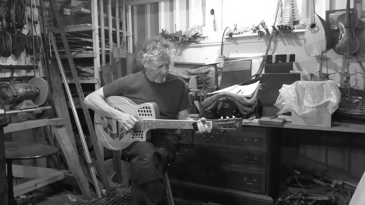 TriCone SC in Gunmetal Silver played by Roger Hubbard