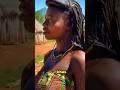 Tahukah kamu? 🤯 Di beberapa wilayah Afrika, wanita melumuri rambut mereka dengan campuran tanah liat