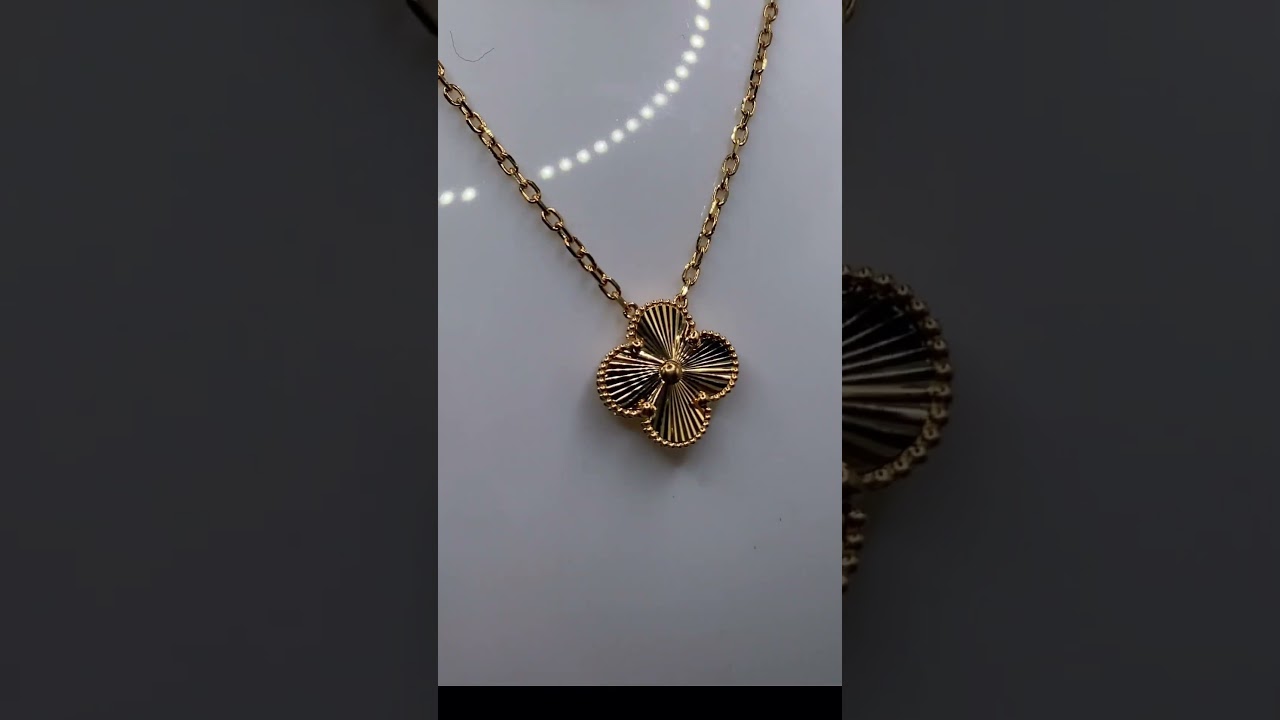 VCA inspired necklace. 18K gold, 6.26g. Has Adjustable length that varies between 16.5-18