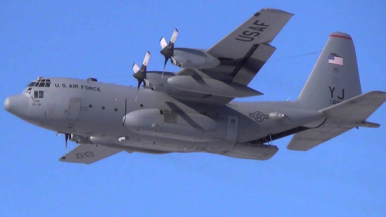 C-130の後部ハッチからパラシュートで荷物が！横田基地 - YouTube