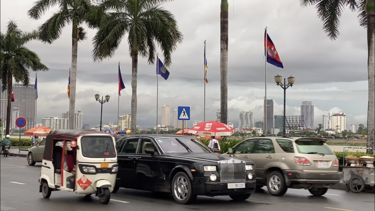 ROYAL PALACE Riverside Park Walking Tour under rainy day so cool | CAMBODIA 2022