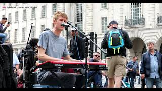 AMAZING Street Performer Singing Ed Sheeran - Shape Of You In London by HumourGer 273 views 3 years ago 1 minute, 13 seconds