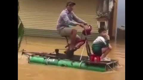 Hai cha con  ngao du  trên chiếc xe lội nước độc lạ giữa dòng nước lũ khiến tất cả chú ý
