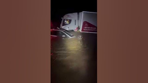 Así ha sido el peligroso rescate de varias personas que quedaron atrapadas en la autovía A3