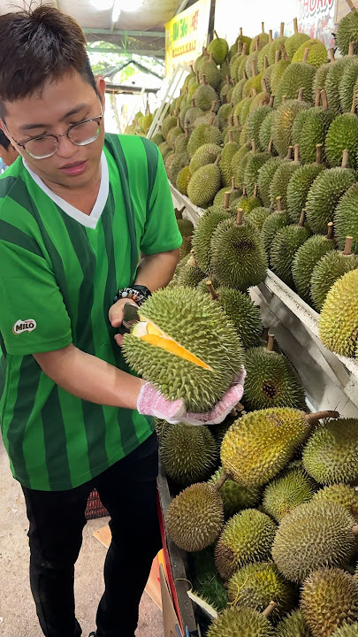 Durian heaven! The Most Popular Durian Store in Malacca, Malaysia - Fruit Cutting Skills