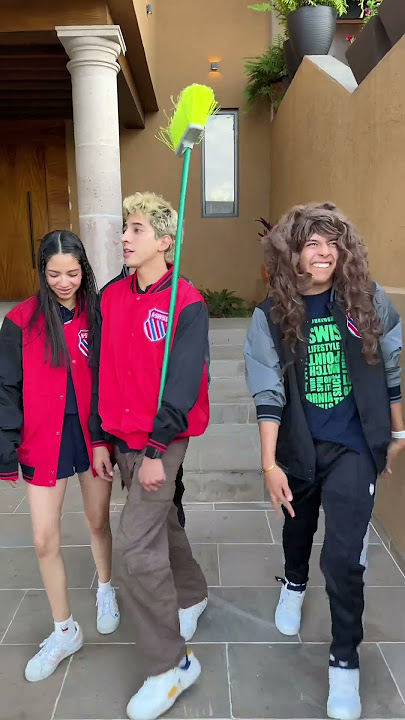 NIÑOS EN LA ESCOLTA DE LA ESCUELA 🏫 🤣 @seleneguzmanh @EmilioTellitud @Zaritaa_R