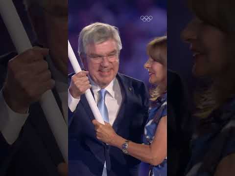 🇫🇷 🤝 🇺🇸 From Paris to LA. The Olympic flag is officially handed over! 🏳️ #Paris2024 #ClosingCeremony