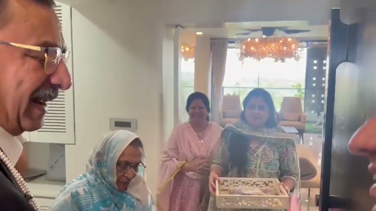 Welcoming Shri Gautam Bali at Bharill’s ‘Ratandeep’..