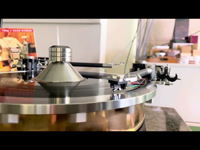 Wayne’s Audio “Master Signature” cartridge with Turntable Periphery Outer Ring and Record Clamp class=