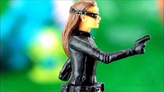 Бэтмен и женщина кошка! Игрушка киндер сюрприз. Бэтмен и женщина кошка! Игрушка киндер сюрприз.