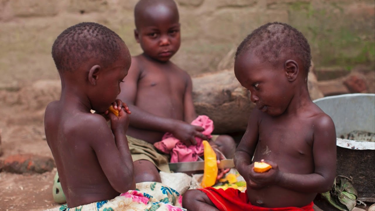 Голодные груднички. Голодающие дети Африки 2018. Бедные африканские дети.