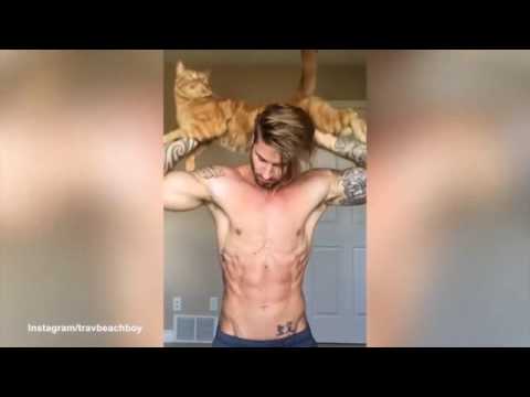 გოგონებო, ამ კატის შეგშურდებათ! - სიმპათიური მამაკაცი ოთხფეხა მეგობარს სავარჯიშოდ იყენებს