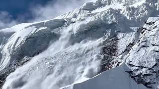 The downfall of a serac, just above Manaslu Base Camp. Captured by Tendi Sherpa. Resimi